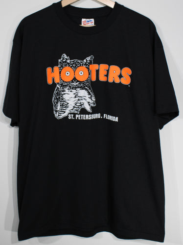 Vintage Hooters St. Petersburg Tshirt sz XL